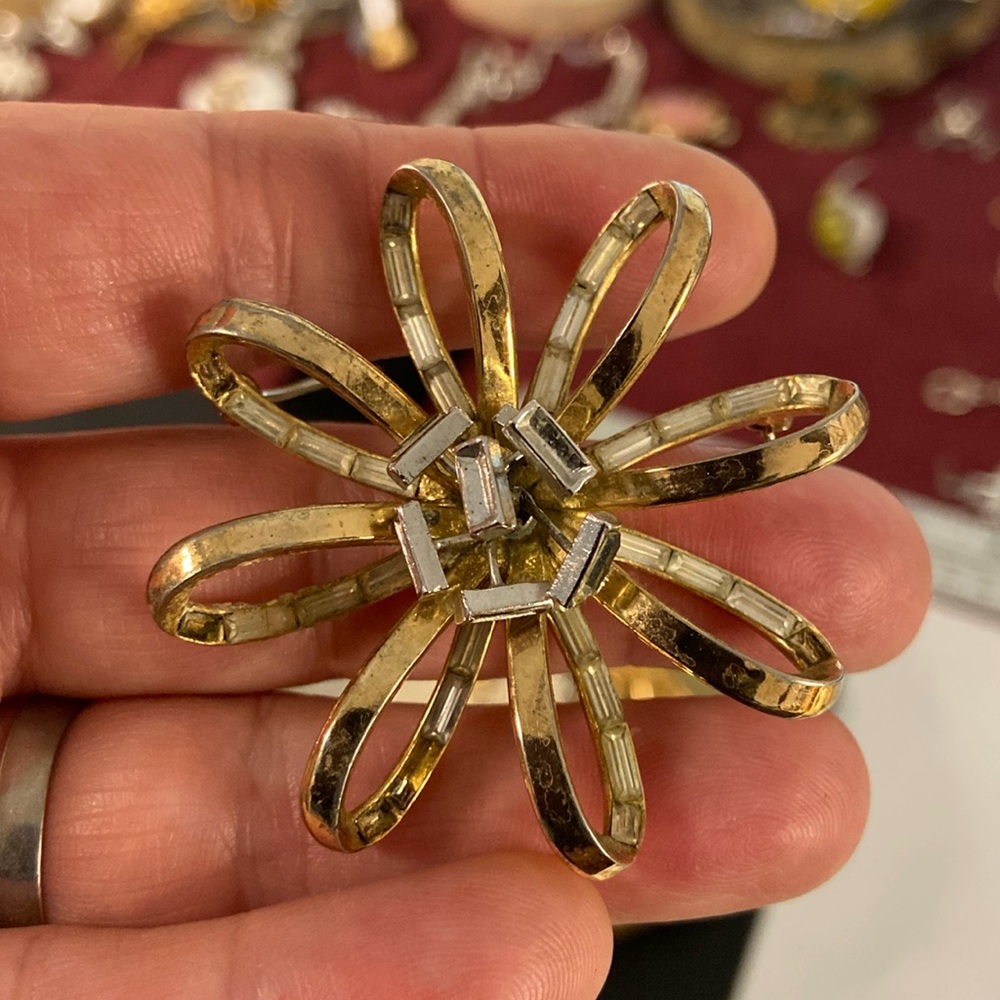Vintage Crown Trifari spiral flower meteor atomic blast golden Brooch Guc 2" est